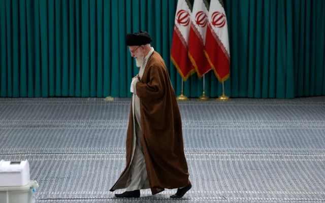 Le guide suprême iranien, l'ayatollah Ali Khamenei, arrive pour voter lors du second tour des élections législatives, à Téhéran, en Iran, le 10 mai 2024. (Crédit: AP Photo/Vahid Salemi) Le guide suprême iranien, l'ayatollah Ali Khamenei, arrive pour voter lors du second tour des élections législatives, à Téhéran, en Iran, le 10 mai 2024. (Crédit: AP Photo/Vahid Salemi)