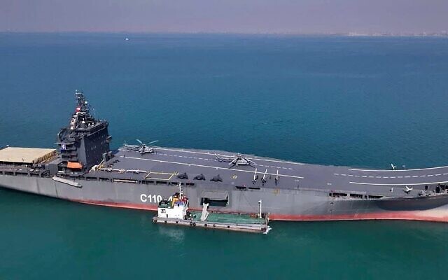 Premier navire de guerre iranien équipé d'un drone dans le golfe Persique, 6 février 2025. (Crédit : Sepahnews via AP)