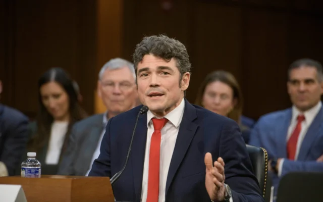 Joseph Kent comparaît devant une commission sénatoriale du renseignement dans le cadre de l'audition en vue de sa nomination au poste de directeur du NCTC, au Capitole, le mercredi 9 avril 2025, à Washington. (Crédit : AP/Rod Lamkey, Jr.)