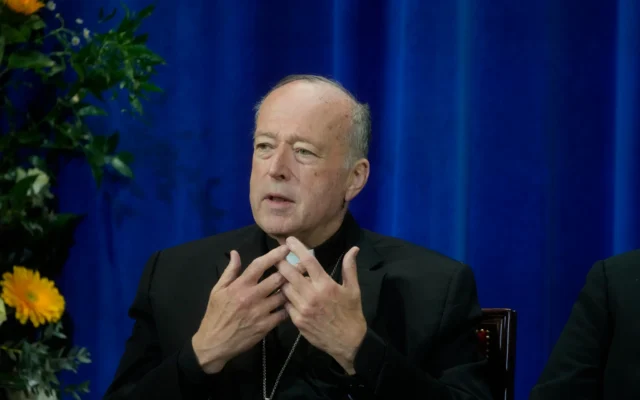Le cardinal Robert McElroy de Washington assistant à une conférence de presse, au Collège nord-américain de Rome, le 9 mai 2025. (Crédit: Gregorio Borgia/AP)