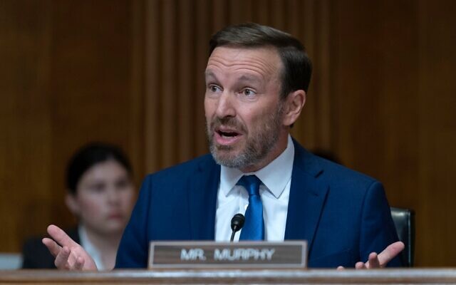 Le sénateur Chris Murphy, Démocrate du Connecticut, interroge le secrétaire d'État Marco Rubio alors qu'il témoigne devant une commission sénatoriale des relations étrangères chargée d'examiner la demande budgétaire du président pour l'exercice 2026 pour le département d'État, au Capitole à Washington, le 20 mai 2025. (Crédit : Jose Luis Magana/AP) Le sénateur Chris Murphy, Démocrate du Connecticut, interroge le secrétaire d'État Marco Rubio alors qu'il témoigne devant une commission sénatoriale des relations étrangères chargée d'examiner la demande budgétaire du président pour l'exercice 2026 pour le département d'État, au Capitole à Washington, le 20 mai 2025. (Crédit : Jose Luis Magana/AP)