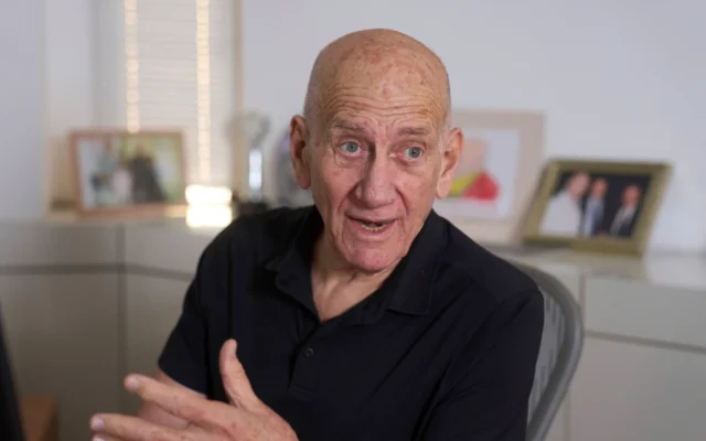 L’ancien Premier ministre Ehud Olmert lors d’un entretien accordé à l’Associated Press, dans son bureau à Tel Aviv, en Israël, le 22 mai 2025. (Crédit : Ariel Schalit/AP)