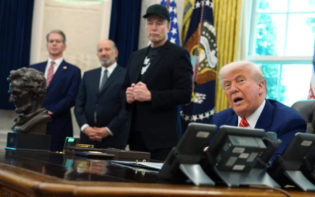 Le président américain Donald Trump, à droite, s'exprime lors d'une conférence de presse avec Elon Musk, tandis que le secrétaire au Commerce Howard Lutnick et le secrétaire au Trésor Scott Bessent écoutent dans le Bureau ovale de la Maison Blanche, à Washington, le vendredi 30 mai 2025. (Crédit : Evan Vucci/AP)