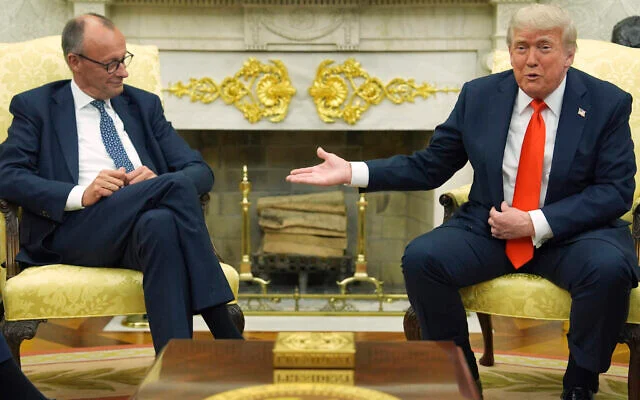 Le président américain Donald Trump, à droite, avec le chancelier allemand Friedrich Merz dans le Bureau ovale de la Maison-Blanche, à Washington, le 5 juin 2025. (Photo AP/Evan Vucci)