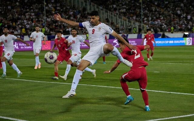 L'Iranien Mehdi Taremi tire lors du match de football du groupe A des qualifications asiatiques pour la Coupe du monde 2026 opposant l'Iran à la Corée du Nord, au stade Azadi de Téhéran, en Iran, le 10 juin 2025. (Crédit : AP Photo/Vahid Salemi)