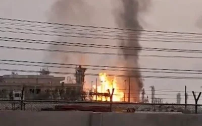 Le gisement de gaz de South Pars en Iran après qu’il a été touché par un drone israélien à Kangan, dans la province iranienne de Bushehr, le samedi 14 juin 2025. (Crédit : IRIB via AP) Le gisement de gaz de South Pars en Iran après qu’il a été touché par un drone israélien à Kangan, dans la province iranienne de Bushehr, le samedi 14 juin 2025. (Crédit : IRIB via AP)