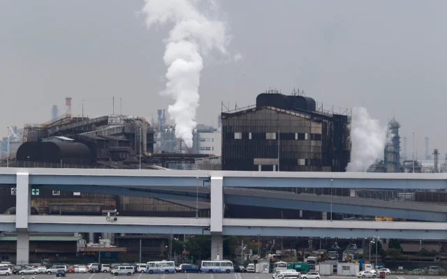 De la fumée s'échappe d'une raffinerie de pétrole à Kawasaki, au sud-ouest de Tokyo, au Japon, le 21 octobre 2013. (Crédit : AP Photo/Koji Sasahara)