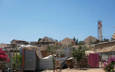 Vue du hameau palestinien d'Um al-Khair en Cisjordanie, avec l'implantation israélienne de Carmel visible en arrière-plan, le 4 août 2025. (Photo AP / Julia Frankel)
