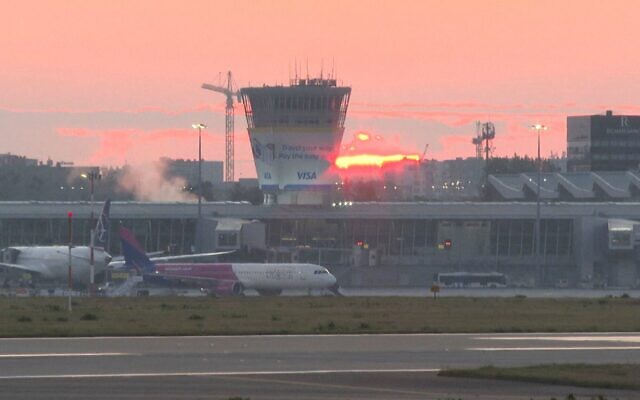 Des avions stationnés à l'aéroport Chopin de Varsovie, en Pologne, le 10 septembre 2025. (Crédit : AP Photo)