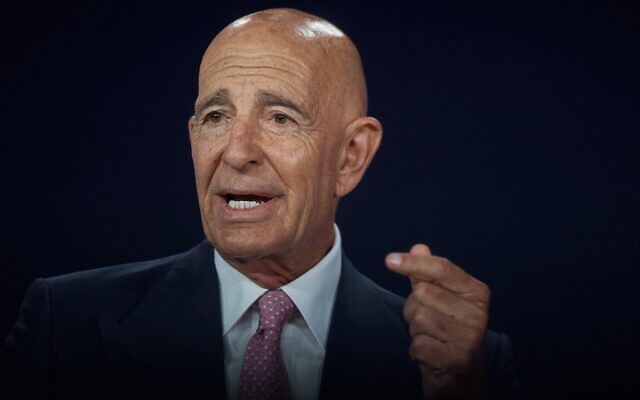L'ambassadeur américain en Turquie, Tom Barrack, s'exprimant lors du sommet annuel Concordia à New York, le 24 septembre 2025. (Crédit : AP Photo/Andres Kudacki)