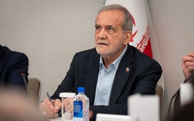 Le président iranien Massoud Pezeshkian répondant aux questions des médias lors d'une conférence de presse, à New York, le 26 septembre 2025. (Crédit : Angelina Katsanis/AP Photo)