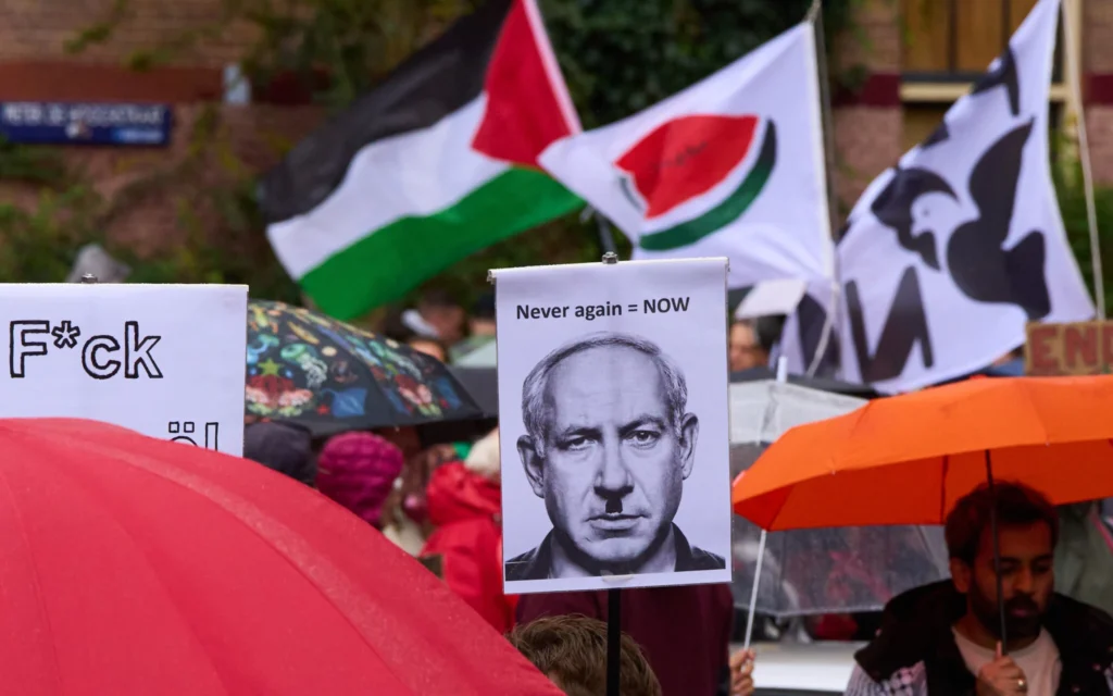Des milliers de manifestants défilent pour exiger de leur gouvernement qu’il fasse davantage pour mettre fin à la campagne menée par Israël contre le groupe terroriste Hamas à Gaza, lors d’une manifestation à Amsterdam, aux Pays-Bas, le 5 octobre 2025. (Crédit : Peter Dejong/AP) Des milliers de manifestants défilent pour exiger de leur gouvernement qu’il fasse davantage pour mettre fin à la campagne menée par Israël contre le groupe terroriste Hamas à Gaza, lors d’une manifestation à Amsterdam, aux Pays-Bas, le 5 octobre 2025. (Crédit : Peter Dejong/AP)