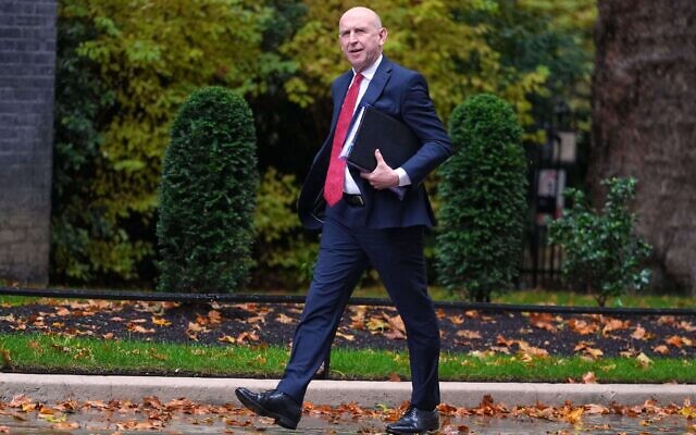 John Healey, ministre britannique de la Défense, arrive à une réunion du cabinet à Downing Street, à Londres, le 20 octobre 2025. (Crédit : AP/Kirsty Wigglesworth)