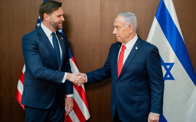 Le Premier ministre Benjamin Netanyahu (à droite) saluant le vice-président américain JD Vance, au bureau du Premier ministre, à Jérusalem, le 22 octobre 2025. (Crédit : Nathan Howard/The New York Times via AP, Pool)