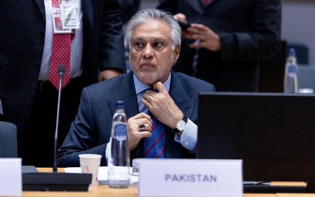 Le vice-Premier ministre et ministre des Affaires étrangères du Pakistan, Mohammad Ishaq Dar, participe à une table ronde dans le cadre du Forum ministériel UE-Indo-Pacifique, au siège du Conseil européen à Bruxelles, le 21 novembre 2025. (Crédit : Omar Havana/AP)