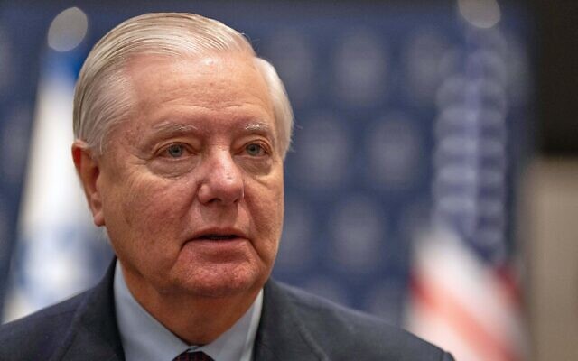 Le sénateur américain Lindsey Graham, républicain de Caroline du Sud, s'adressant aux médias, à Tel Aviv, le 21 décembre 2025. (Crédit : Maya Levin/AP)