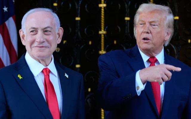 Le président américain Donald Trump (à droite) s’adressant aux journalistes alors qu’il accueille le Premier ministre Benjamin Netanyahu au club Mar-a-Lago du président, à Palm Beach, en Floride, le 29 décembre 2025. (Crédit : Alex Brandon/AP) Le président américain Donald Trump (à droite) s’adressant aux journalistes alors qu’il accueille le Premier ministre Benjamin Netanyahu au club Mar-a-Lago du président, à Palm Beach, en Floride, le 29 décembre 2025. (Crédit : Alex Brandon/AP)