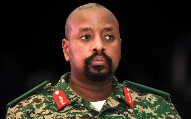 Le lieutenant-général Muhoozi Kainerugaba, fils du président ougandais Yoweri Museveni, assiste à une cérémonie « d’action de grâce » à Entebbe, en Ouganda, le 7 mai 2022. (Crédit : Hajarah Nalwadda/AP)