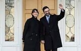 Le maire de New York, Zohran Mamdani et son épouse Rama Duwaji saluant les membres des médias après une conférence de presse, à Gracie Mansion, à New York, le 12 janvier 2026. (Crédit : Yuki Iwamura/AP)