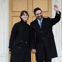 Le maire de New York, Zohran Mamdani et son épouse Rama Duwaji saluant les membres des médias après une conférence de presse, à Gracie Mansion, à New York, le 12 janvier 2026. (Crédit : Yuki Iwamura/AP)