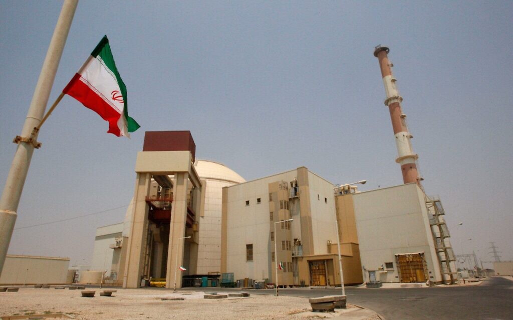 Un drapeau iranien flottant devant le bâtiment du réacteur de la centrale nucléaire de Bouchehr, située juste à l'extérieur de la ville de Bouchehr, dans le sud de l'Iran, le 21 août 2010. (Crédit : Vahid Salemi/AP)
