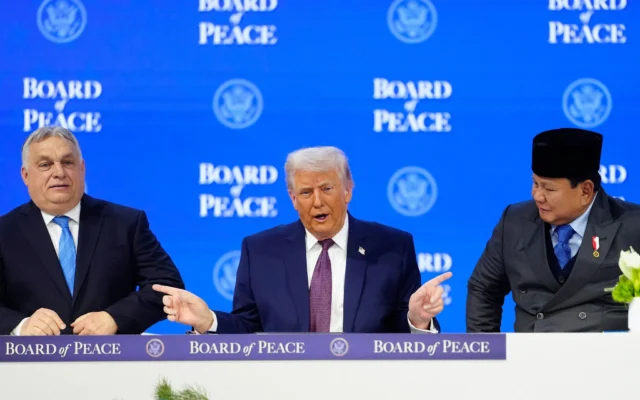 Le président américain Donald Trump est assis entre le président indonésien Prabowo Subianto, à droite, et le Premier ministre hongrois Viktor Orban, à gauche, lors d'une cérémonie de signature de son initiative du Conseil de Paix lors de la réunion annuelle du Forum économique mondial à Davos, en Suisse, le 22 janvier 2026. (Crédit : AP/Markus Schreiber)