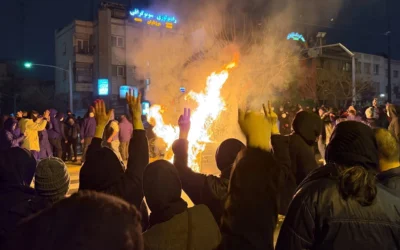 Des Iraniens participant à une manifestation anti-régime, à Téhéran, en Iran, le 9 janvier 2026. (Crédit : UGC/AP)