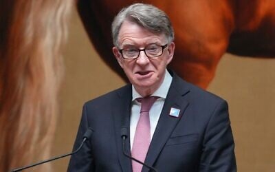 Peter Mandelson, alors ambassadeur britannique aux États-Unis, prenant la parole lors de la cérémonie de réinauguration de la statue de George Washington, à la National Gallery de Londres, le 18 juin 2025. (Crédit : Kirsty Wigglesworth/AP) Peter Mandelson, alors ambassadeur britannique aux États-Unis, prenant la parole lors de la cérémonie de réinauguration de la statue de George Washington, à la National Gallery de Londres, le 18 juin 2025. (Crédit : Kirsty Wigglesworth/AP)