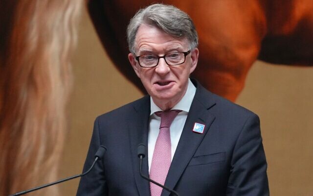 Peter Mandelson, alors ambassadeur britannique aux États-Unis, prenant la parole lors de la cérémonie de réinauguration de la statue de George Washington, à la National Gallery de Londres, le 18 juin 2025. (Crédit : Kirsty Wigglesworth/AP) Peter Mandelson, alors ambassadeur britannique aux États-Unis, prenant la parole lors de la cérémonie de réinauguration de la statue de George Washington, à la National Gallery de Londres, le 18 juin 2025. (Crédit : Kirsty Wigglesworth/AP)