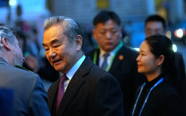 Le ministre chinois des Affaires étrangères, Wang Yi, arrive à la Conférence sur la sécurité de Munich à Munich, en Allemagne, le 13 février 2026. (AP/Michael Probst)