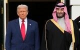 Le président américain Donald Trump recevant le prince héritier d'Arabie saoudite Mohammed ben Salmane, à la Maison Blanche, à Washington, le 18 novembre 2025. (Crédit : Mark Schiefelbein/AP Photo)