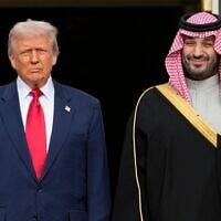 Le président américain Donald Trump recevant le prince héritier d'Arabie saoudite Mohammed ben Salmane, à la Maison Blanche, à Washington, le 18 novembre 2025. (Crédit : Mark Schiefelbein/AP Photo)