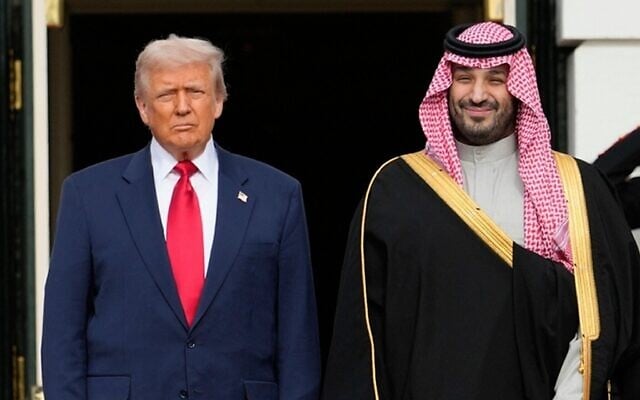 Le président américain Donald Trump recevant le prince héritier d'Arabie saoudite Mohammed ben Salmane, à la Maison Blanche, à Washington, le 18 novembre 2025. (Crédit : Mark Schiefelbein/AP Photo)