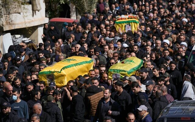 Des personnes portant les cercueils de trois terroristes du Hezbollah tués lors de frappes israéliennes, lors de leur cortège funèbre, dans le village de Nabi Sheet, dans l'est du Liban, le 21 février 2026. (Crédit : Bilal Hussein/AP Photo) Des personnes portant les cercueils de trois terroristes du Hezbollah tués lors de frappes israéliennes, lors de leur cortège funèbre, dans le village de Nabi Sheet, dans l'est du Liban, le 21 février 2026. (Crédit : Bilal Hussein/AP Photo)