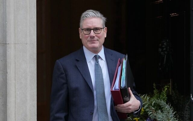 Le Premier ministre britannique Keir Starmer quittant le 10 Downing Street pour assister à la séance hebdomadaire des questions au Premier ministre au Parlement, à Londres, le 25 février 2026. (Crédit : Kin Cheung/AP Photo) Le Premier ministre britannique Keir Starmer quittant le 10 Downing Street pour assister à la séance hebdomadaire des questions au Premier ministre au Parlement, à Londres, le 25 février 2026. (Crédit : Kin Cheung/AP Photo)