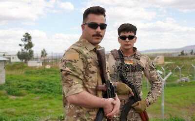 Des membres du Parti démocratique du Kurdistan iranien (PDKI) se tenant à un poste de contrôle menant à leur base dans le district de Koya à Irbil, en Irak, le 27 février 2026. (Crédit : Rashid Yahya/AP Photo) Des membres du Parti démocratique du Kurdistan iranien (PDKI) se tenant à un poste de contrôle menant à leur base dans le district de Koya à Irbil, en Irak, le 27 février 2026. (Crédit : Rashid Yahya/AP Photo)