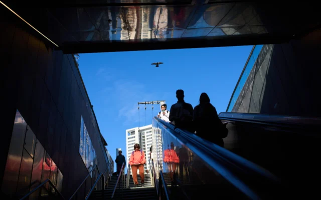 Des Israéliens se réfugient dans une station de métro souterraine alors que les sirènes d’alerte aérienne annoncent des frappes iraniennes imminentes, à Ramat Gan, en Israël, le 28 février 2026. (Crédit : AP Photo/Oded Balilty)