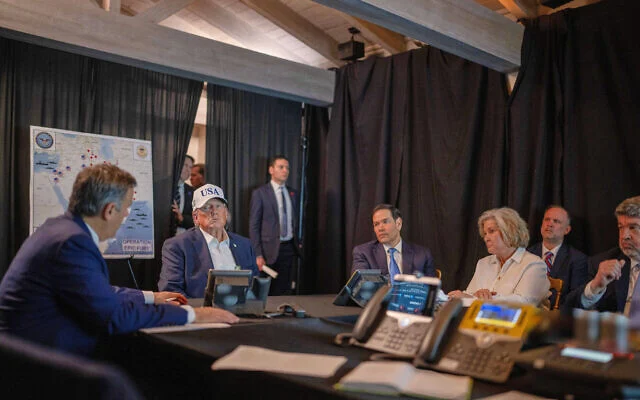 Cette photo partiellement floutée fournie par la Maison-Blanche, donne à voir le président américain Donald Trump en train de parler avec le directeur de la CIA, John Ratcliffe, à gauche, le Secrétaire d'État Marco Rubio, et la cheffe de cabinet de la Maison-Blanche, Susie Wiles, à Mar-a-Lago à Palm Beach, en Floride, lors de l'opération Epic Fury le 28 février 2026. (Daniel Torok/La Maison Blanche via AP) Cette photo partiellement floutée fournie par la Maison-Blanche, donne à voir le président américain Donald Trump en train de parler avec le directeur de la CIA, John Ratcliffe, à gauche, le Secrétaire d'État Marco Rubio, et la cheffe de cabinet de la Maison-Blanche, Susie Wiles, à Mar-a-Lago à Palm Beach, en Floride, lors de l'opération Epic Fury le 28 février 2026. (Daniel Torok/La Maison Blanche via AP)