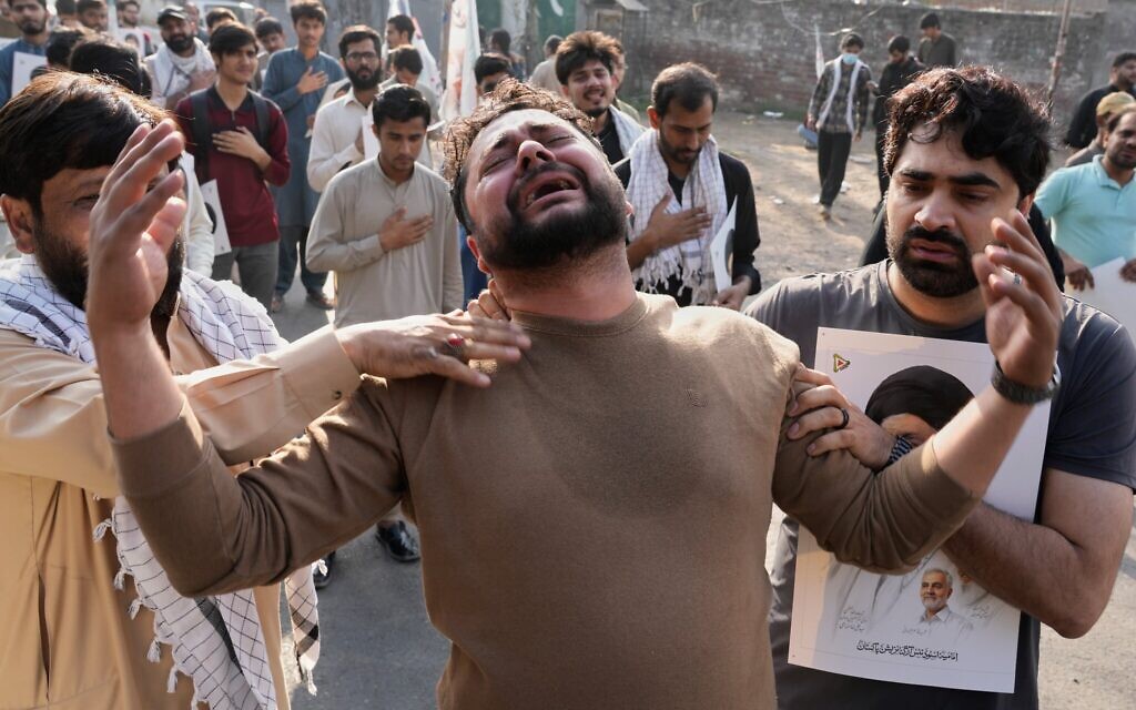 Des musulmans chiites pleurent la mort du guide suprême iranien, l'ayatollah Ali Khamenei, lors d'une manifestation contre les États-Unis et Israël à Lahore, au Pakistan, le 1er mars 2026. (Crédit : AP Photo/K.M. Chaudary)