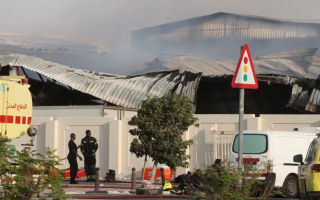 Des pompiers intervenant alors que de la fumée s’élève d'un entrepôt endommagé dans une zone industrielle d'al-Rayyan, au Qatar, à la suite d'une frappe iranienne, le 1ᵉʳ mars 2026. (Crédit : AP Photo) Des pompiers intervenant alors que de la fumée s’élève d'un entrepôt endommagé dans une zone industrielle d'al-Rayyan, au Qatar, à la suite d'une frappe iranienne, le 1ᵉʳ mars 2026. (Crédit : AP Photo)
