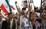 Des Houthis brandissant des affiches du défunt guide suprême iranien, l’ayatollah Ali Khamenei, et des drapeaux iraniens lors d’un rassemblement contre Israël et les États-Unis à Sanaa, au Yémen, le dimanche 1ᵉʳ mars 2026. (Crédit : Osamah Abdulrahman/AP)