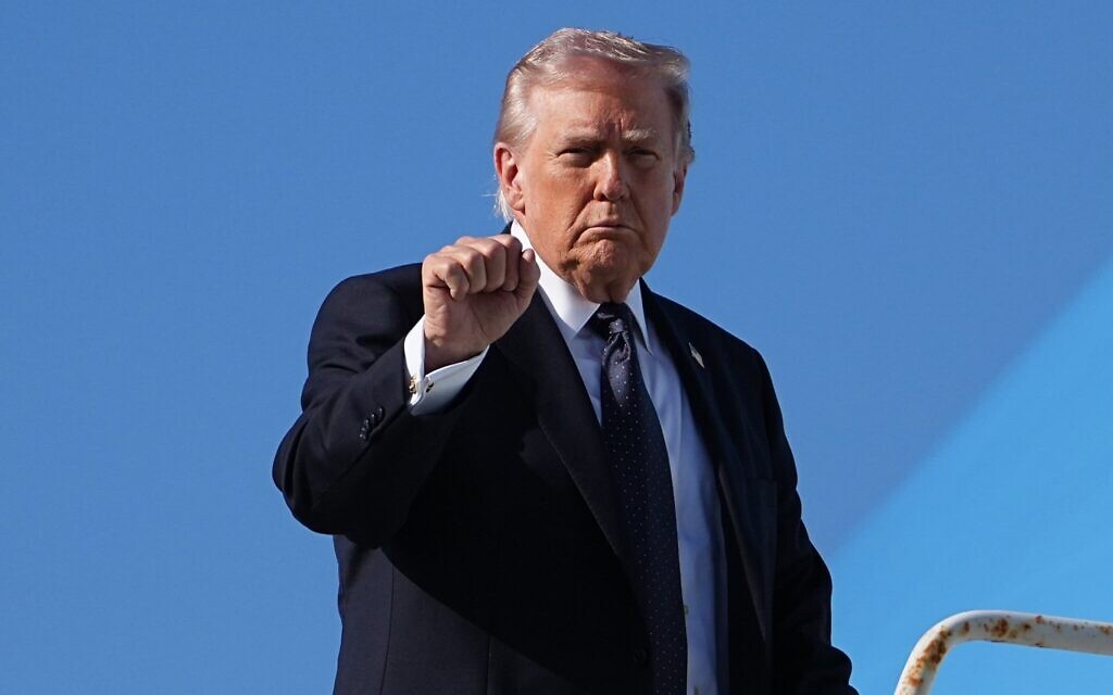 Le président américain Donald Trump alors qu'il monte à bord de l'Air Force One, à l'aéroport international de Palm Beach, à West Palm Beach, en Floride, le 1ᵉʳ mars 2026. (Crédit : Matt Rourke/AP)