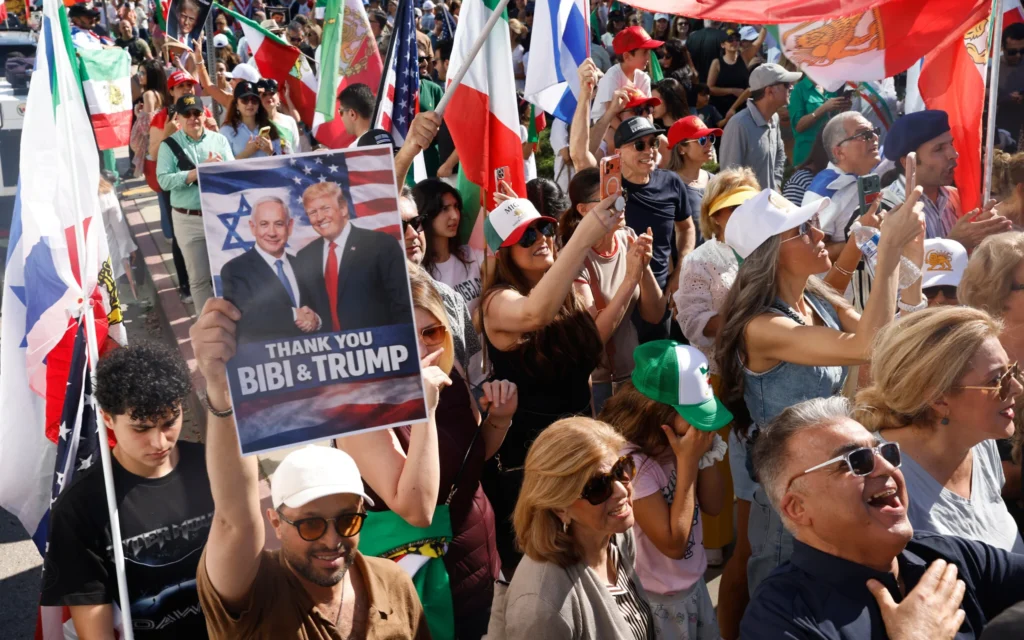 Des personnes scandent des slogans lors d'une manifestation en faveur des frappes américaines et israéliennes contre l'Iran, le 1er mars 2026, à Los Angeles. (Crédit : AP/Jill Connelly) Des personnes scandent des slogans lors d'une manifestation en faveur des frappes américaines et israéliennes contre l'Iran, le 1er mars 2026, à Los Angeles. (Crédit : AP/Jill Connelly)