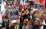 Des personnes scandent des slogans lors d'une manifestation en faveur des frappes américaines et israéliennes contre l'Iran, le 1er mars 2026, à Los Angeles. (Crédit : AP/Jill Connelly)