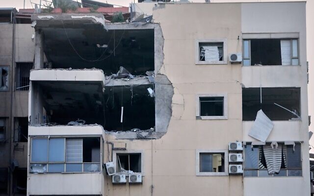 Un immeuble endommagé par une frappe aérienne israélienne, à Dahiyeh, dans la banlieue sud de Beyrouth, le 2 mars 2026. (Crédit : Hussein Malla/AP Photo)