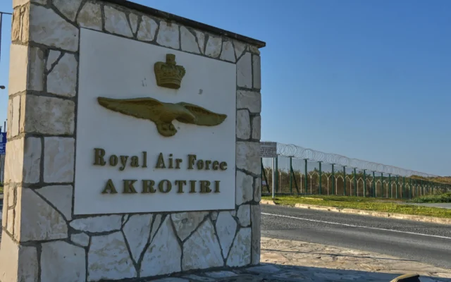 La porte principale de la base militaire britannique d'Akrotiri après avoir été touchée par une frappe présumée de drone dans la matinée, près de Limassol, à Chypre, le lundi 2 mars 2026. (Crédit: AP Photo/Petros Karadjias)