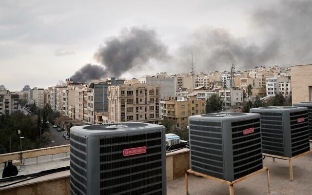 Une colonne de fumée s'élevant après une frappe à Téhéran, en Iran, le 2 mars 2026. (Crédit : Vahid Salemi/AP Photo)