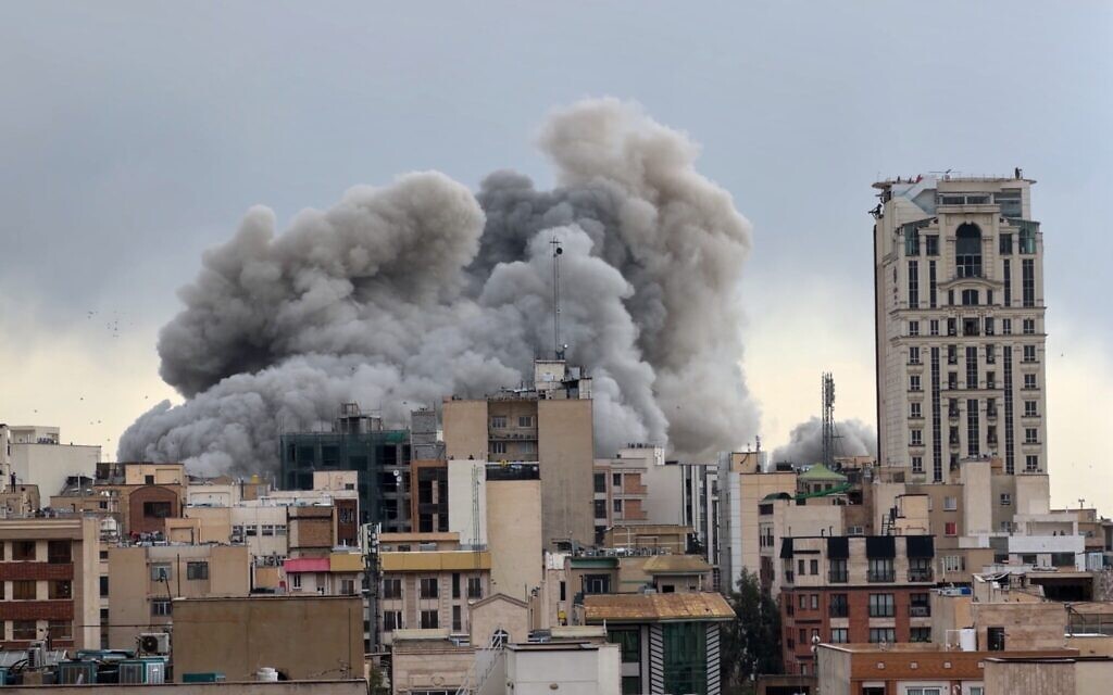 Un panache de fumée s'élevant après une frappe à Téhéran, en Iran, le 2 mars 2026. (Crédit : Mohsen Ganji/AP Photo)