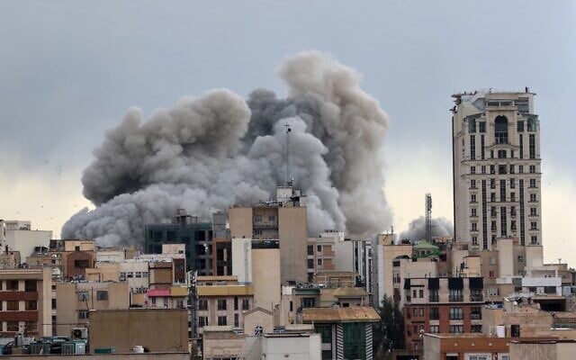 Un panache de fumée s'élevant après une frappe à Téhéran, en Iran, le 2 mars 2026. (Crédit : Mohsen Ganji/AP Photo)