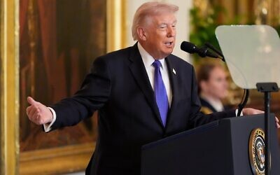Le président Trump s'exprimant au sujet de la construction de la nouvelle salle de bal avant la cérémonie de remise des médailles d'honneur dans la salle Est de la Maison Blanche, à Washington, le 2 mars 2026. (Crédit : Mark Schiefelbein/AP)